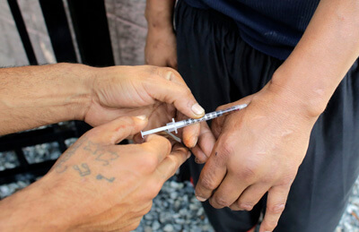 Мужчина делает инъекцию девушке